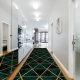 Tapis de couloir EMERALD exclusif 1020 glamour, élégant marbre, triangles bouteille verte / or