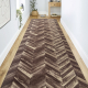 Alfombra de pasillo con refuerzo de goma DIGITAL - CHEVRON Espina de pescado marrón / beige 